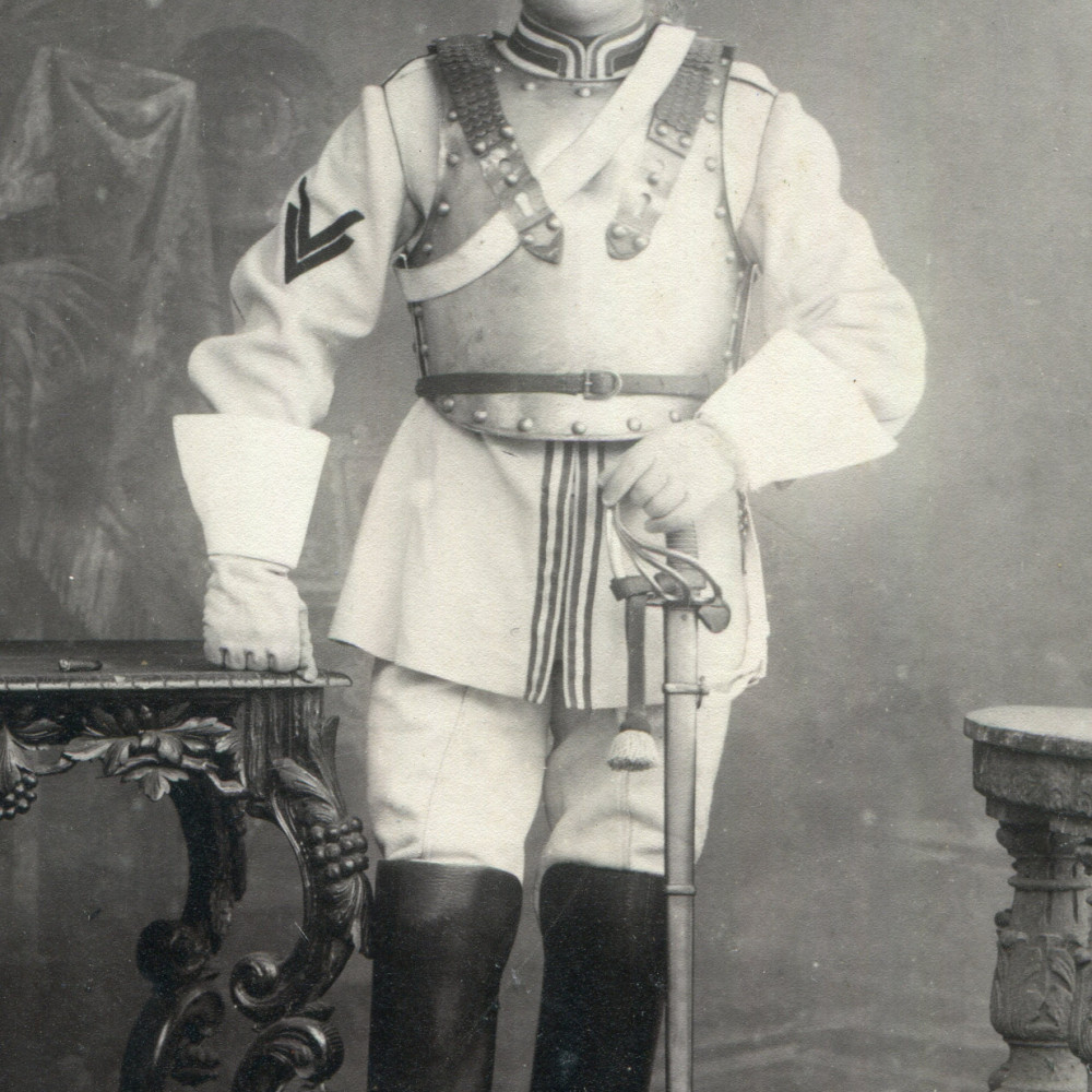 Kürassier im Kürass mit Helm und zweifachen Abzeichen für gutes Lanzenfechten. Die Reithose bestand aus weißem Kirsey.