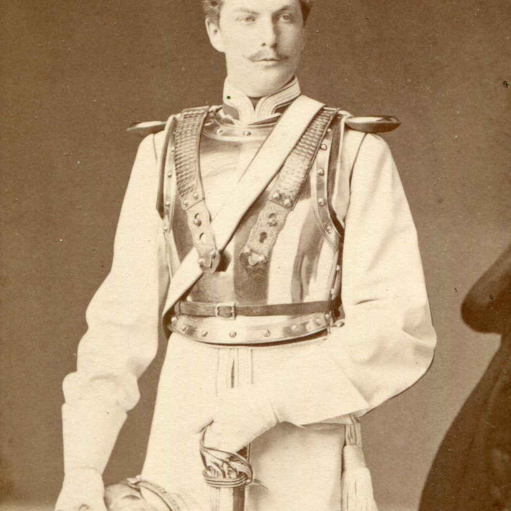 Offizier in Paradeuniform.