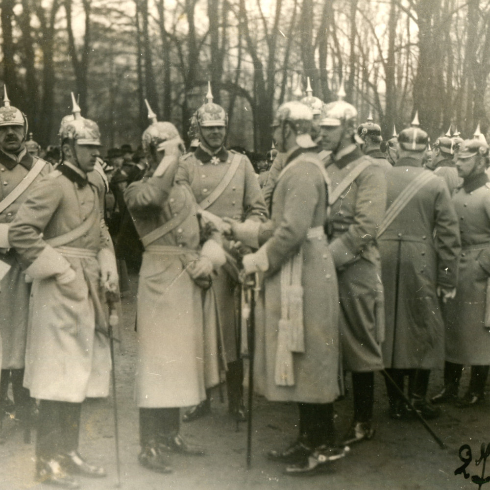 Offiziere der Infanterie und der Kürassiere auf dem Neuplatz anlässlich des Feierlichkeiten zum Kaisergeburtstag (27.01.1914).