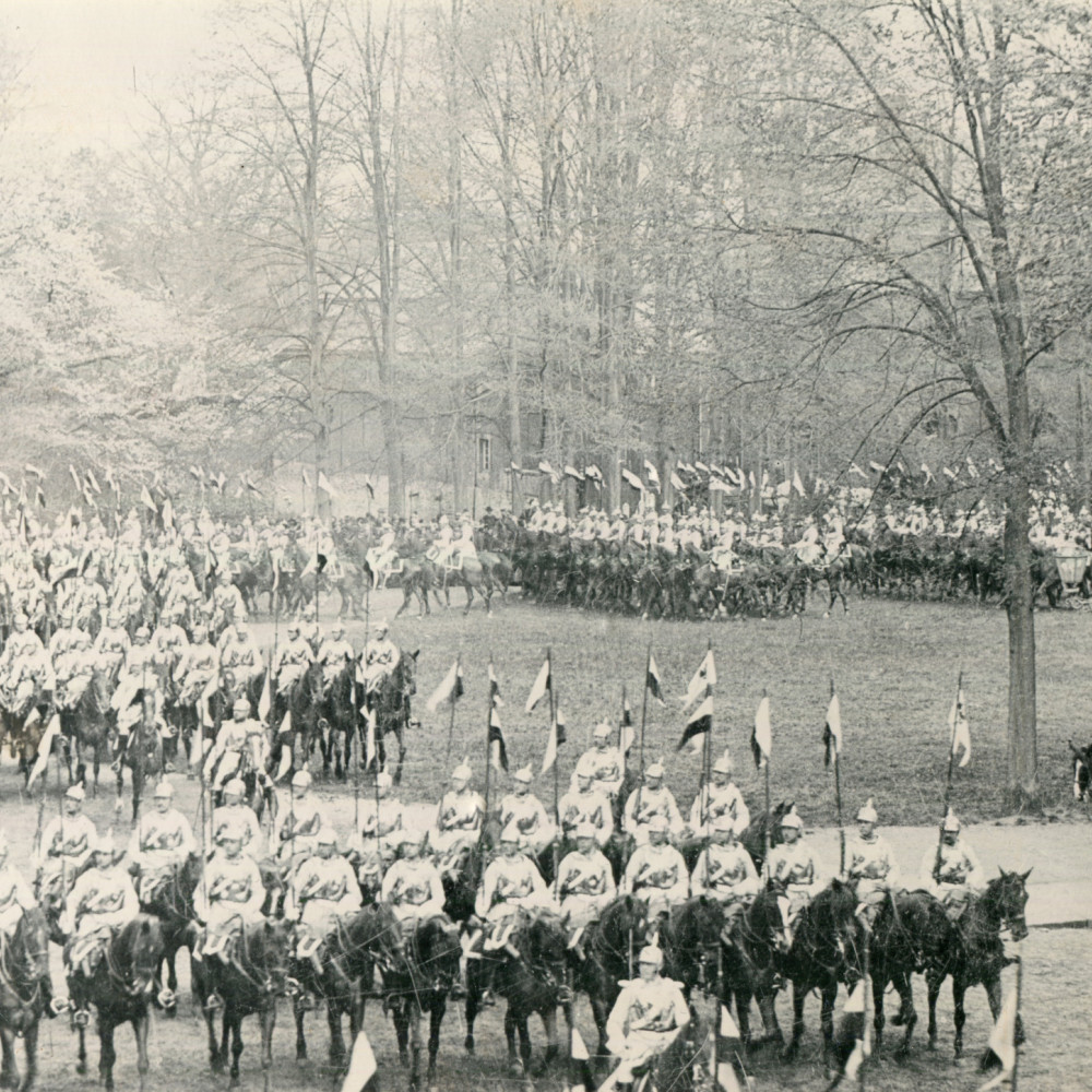 Vorbeireiten der fünf Eskadronen des Kürassier-Regiments von Driesen (Westfälisches) Nr. 4 vor dem Schloss in Münster. Repro, ehemals im Besitz von Siegfried Kottmann/ Münster (+).