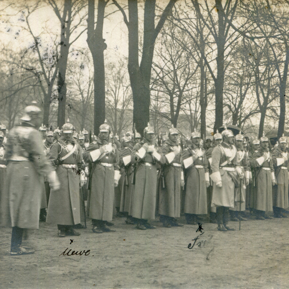 Kürassiere des Kürassier-Regiments von Driesen (Westfälisches) Nr. 4 stellen sich bereit zu einer Parade vor dem Schloss in Münster.