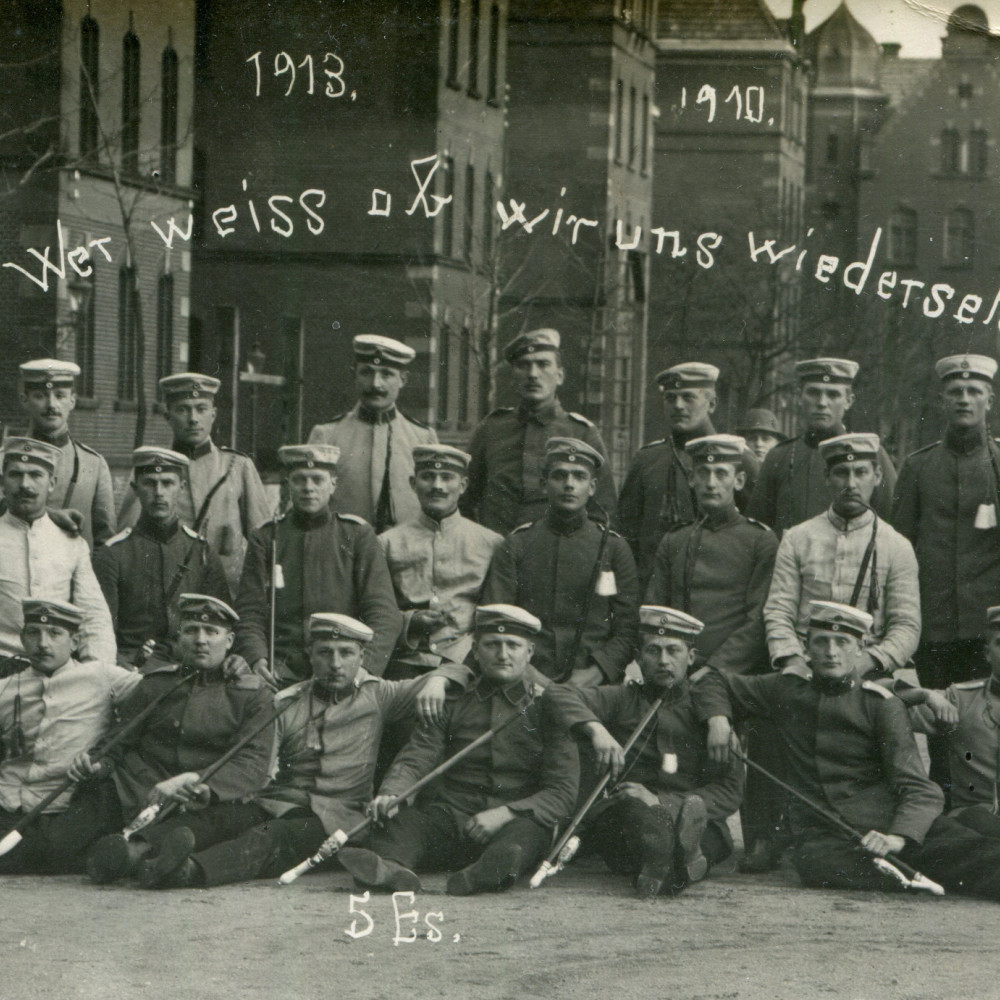 Reservisten der 5. Eskadron im Jahre 1913 vor der Kaserne in Litewka mit den üblichen Reservistenpfeifen.