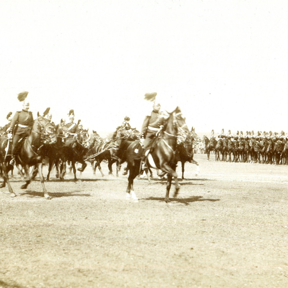 Parade bzw. Manöver. Feldartillerie fährt bzw. reitet mit Gespannen vorbei. Originales Foto von dem Fotografen I. Seiling/ München. Wohl um 1891.