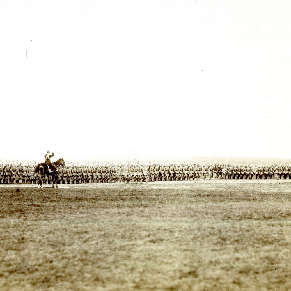 Parade bzw. Manöver. Infanterie marschiert vorbei. Originales Foto von dem Fotografen I. Seiling/ München. Wohl um 1891.