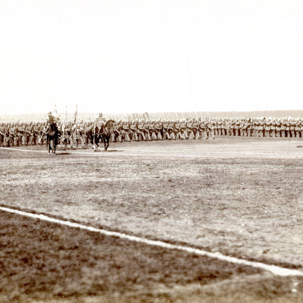 Parade bzw. Manöver. Infanterie marschiert vorbei. Originales Foto von dem Fotografen I. Seiling/ München. Wohl um 1891.