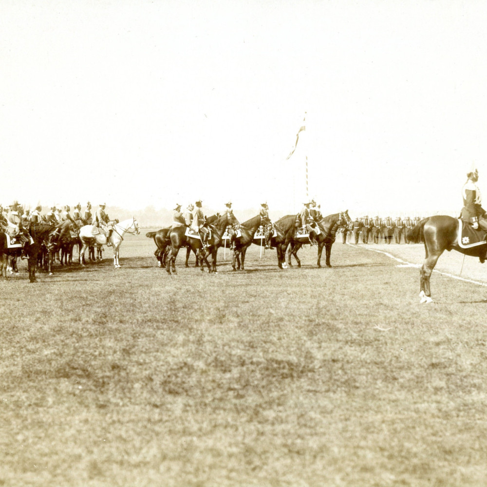 Parade bzw. Manöver. Truppenvormarsch wird abgenommen. Originales Foto von dem Fotografen I. Seiling/ München. Wohl um 1891.