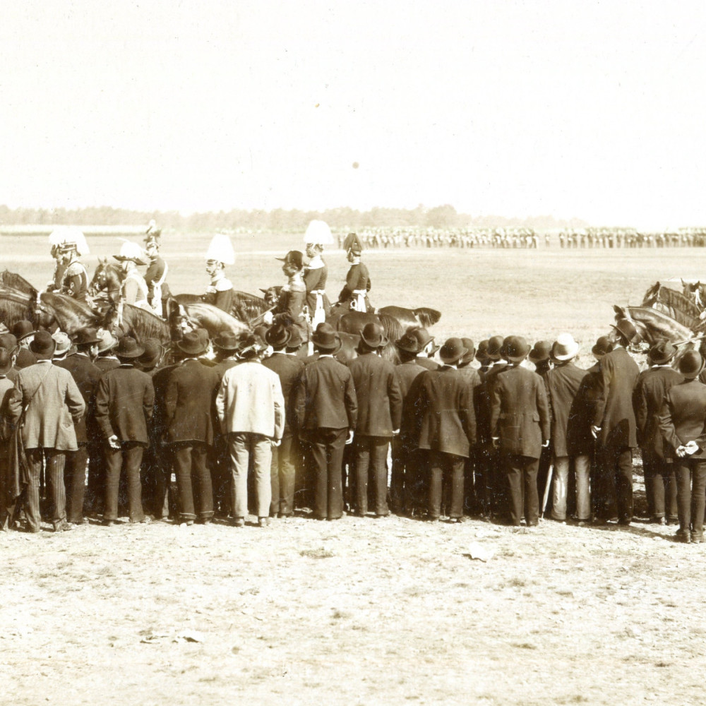 Parade bzw. Manöver. Königliche Hoheiten, Generalität, hochrangige Offiziere und Publikum. Originales Foto von dem Fotografen I. Seiling/ München. Wohl um 1891.