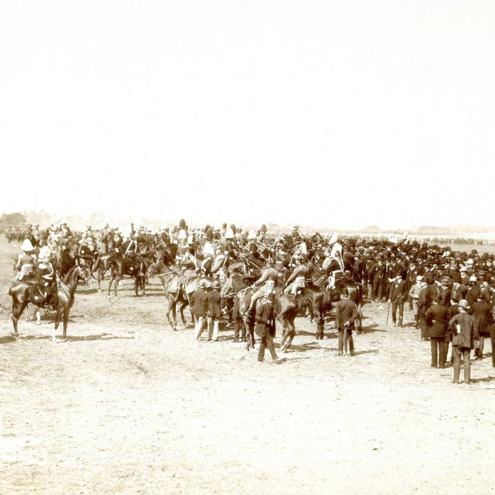 Parade bzw. Manöver. Königliche Hoheiten, Generalität, hochrangige Offiziere und Publikum. Originales Foto von dem Fotografen I. Seiling/ München. Wohl um 1891.