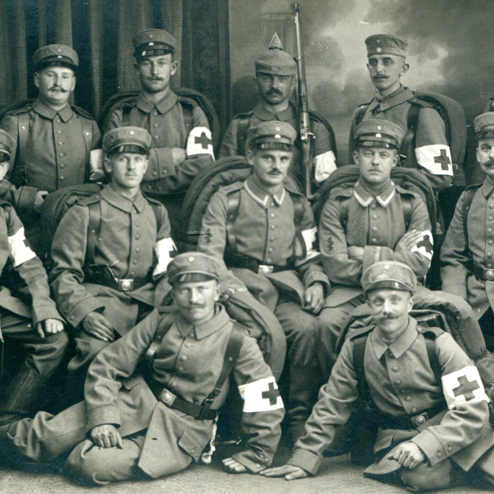 Sächsische Krankenträger in Felduniform M 1907 (1909) mit deutschen Ärmelaufschlägen. Originales Foto. Leipzig, August 1914.