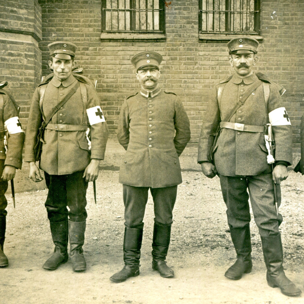 Bayerische Sanitäter im Feldrock und feldmarschmäßiger Ausrüstung. Originale Fotopostkarte. Fotograf: Wilhelm Rupp/ München. Um 1915.