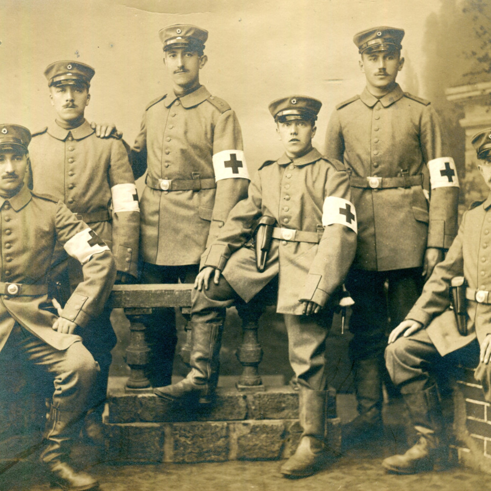 Sanitäter mit Armbinde und bewaffnet mit einer Pistole sowie dem Bajonett. Undatiertes originales größeres Foto.