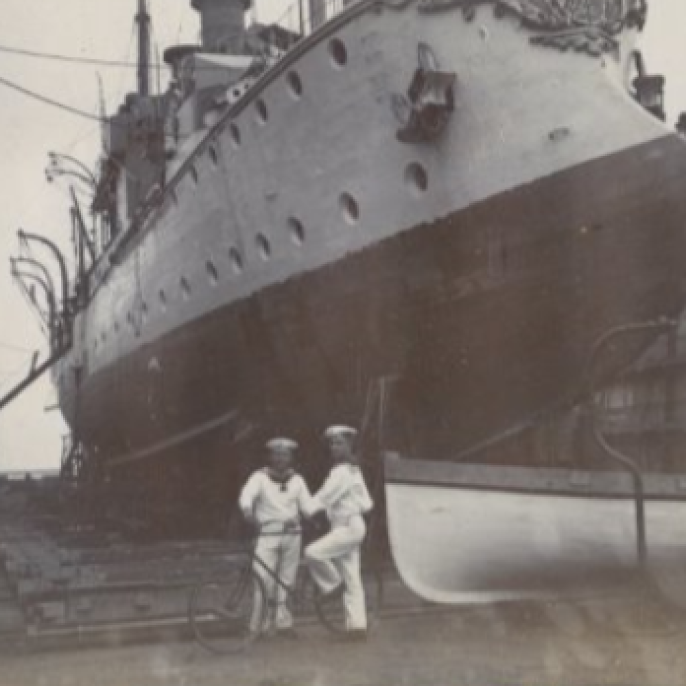 SMS Jaguar in Tsingtau , um Arbeit am Unterwasserschiff zu ermöglichen.