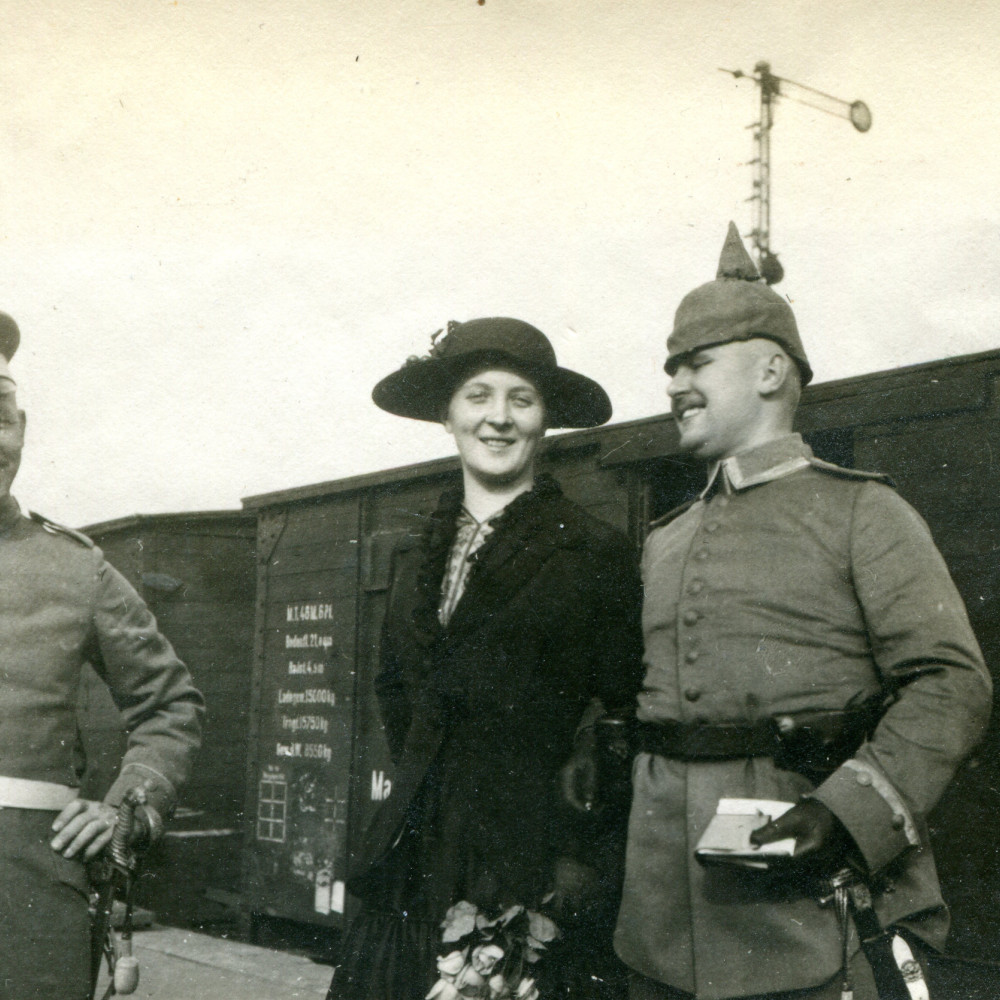 Münster im August 1914. Abschied des Transportführers (rechts: Unteroffizier mit Helm im Überzug aus der Train-Abteilung). Originales Foto aus einem privaten Fotoalbum.