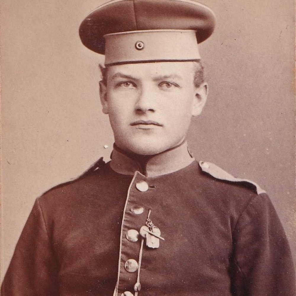 Frühe Aufnahme eines Trainsoldaten im Waffenrock und mit Feldmütze. Originale CDV. Fotograf: Ferd. Hagemann/ Münster.