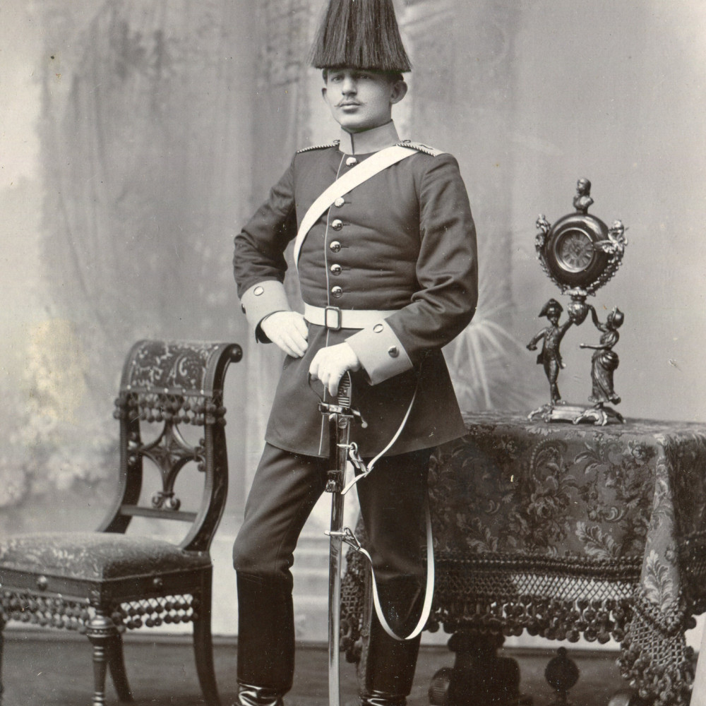 Trainsoldat in Paradeuniform. Hier noch mit dem Tschako, der später durch den Helm = Pickelhaube abgelöst wurde.