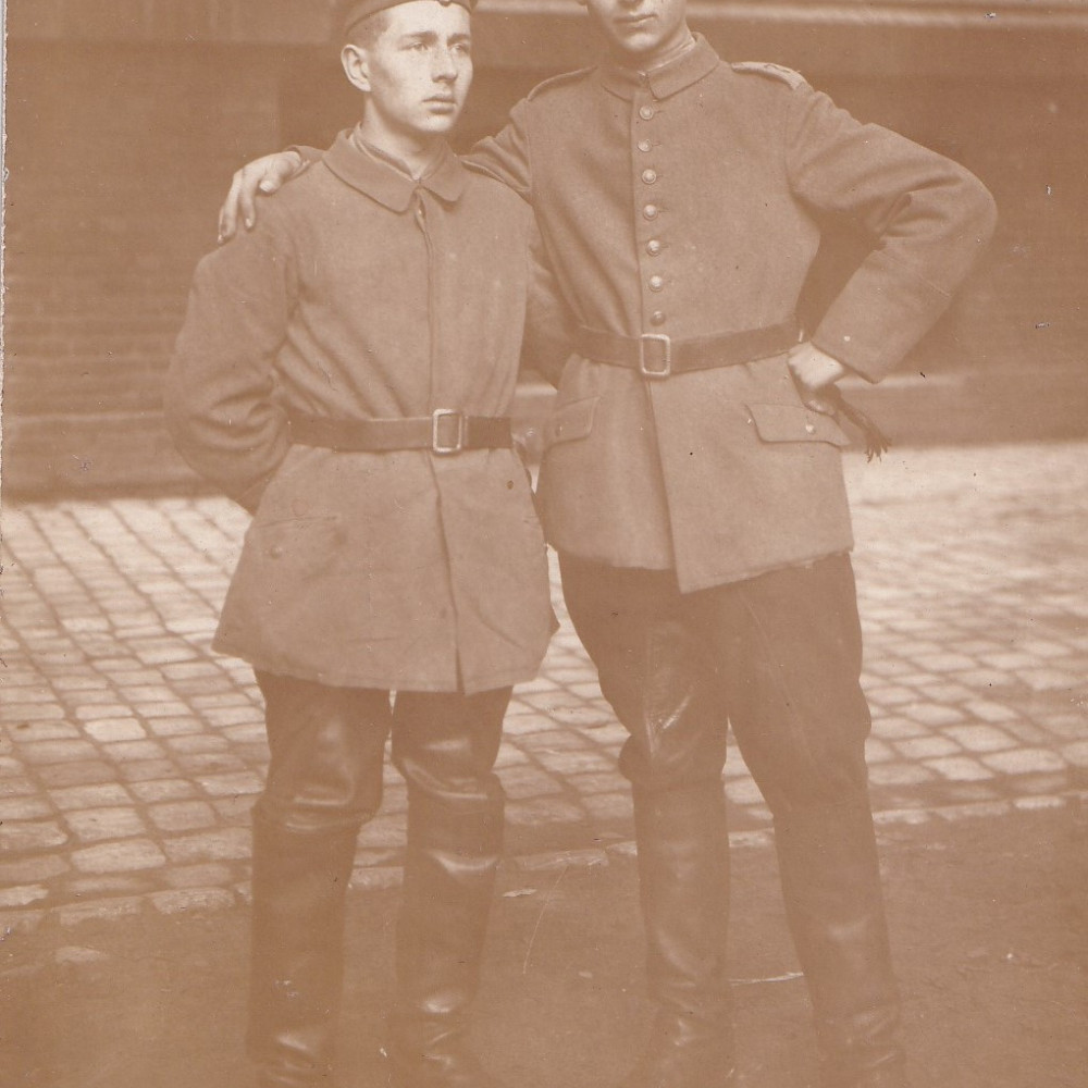 Zwei Trainsoldaten der 1. Eskadron der Train-Ersatz-Abteilung in feldgrauer Uniform mit schwarzem Koppel.  Originale Fotokarte, rückseitig datiert: Münster am 25.06.1918. Getragen werden vereinfachte Waffenröcke. Die Train-Ersatz-Abteilung hatte 3 Eskadronen.