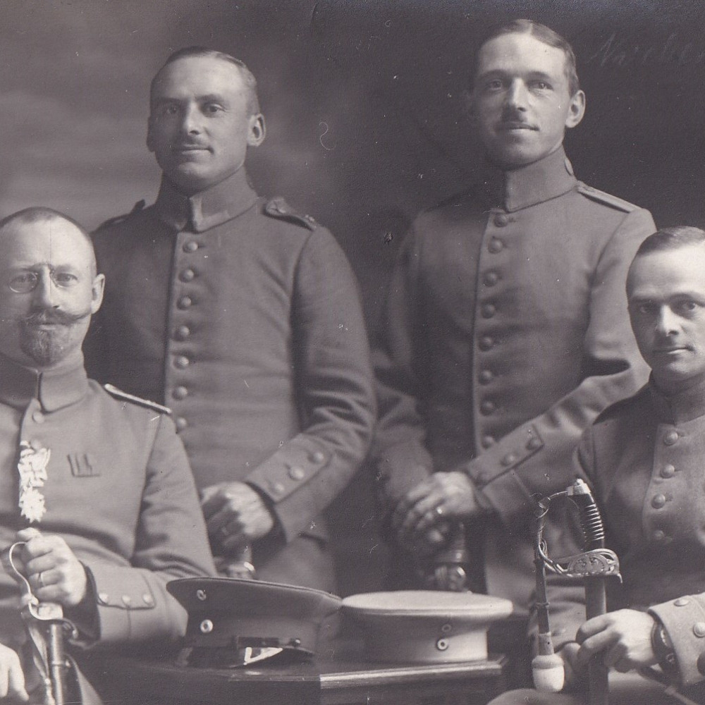 Soldaten in feldgrauer Uniform in Münster (umseitig datiert: 04.09.1915). Ganz rechts ist ein Trainreiter zu sehen, der mit dem Kavalleriedegen M 89 bewaffnet ist.