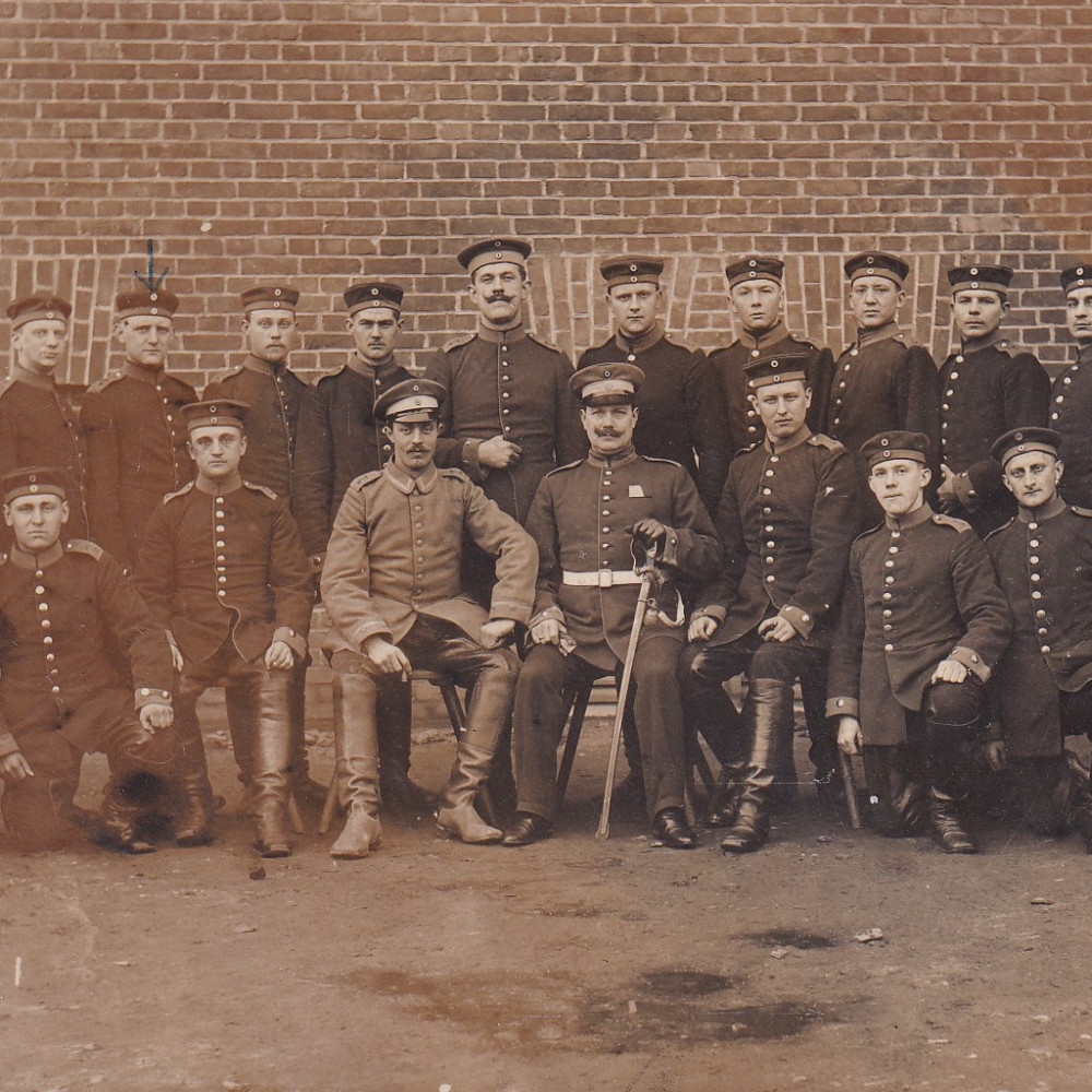 Trainreiter als Ersatz noch in der heimatlichen Garnison. Originale Fotokarte, gelaufen am 23.12.1914. Zu sehen sind Unteroffiziere (mittig) und Trainreiter in bunter Friedensuniform. Diese wurde typischerweise - auch bei den anderen Waffengattungen - von den Ersatzformationen in den heimatlichen Standorten getragen.