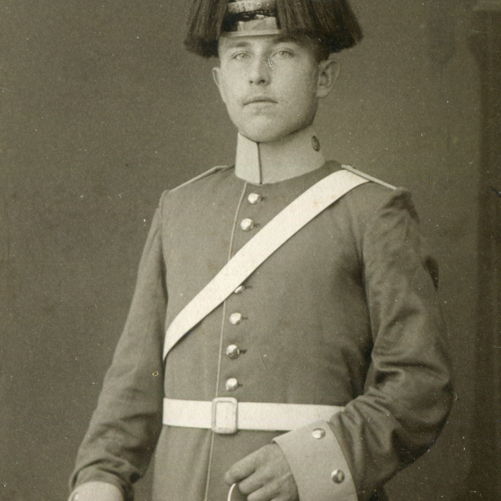 Gefreiter in Paradeuniform mit Pickelhaube mit schwarzem Haarbusch.