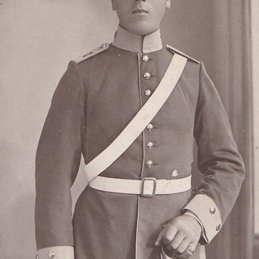 Trainsoldat mit parademäßigen Helm. Originale CDV. Fotograf: Atelier Germania/ Münster.