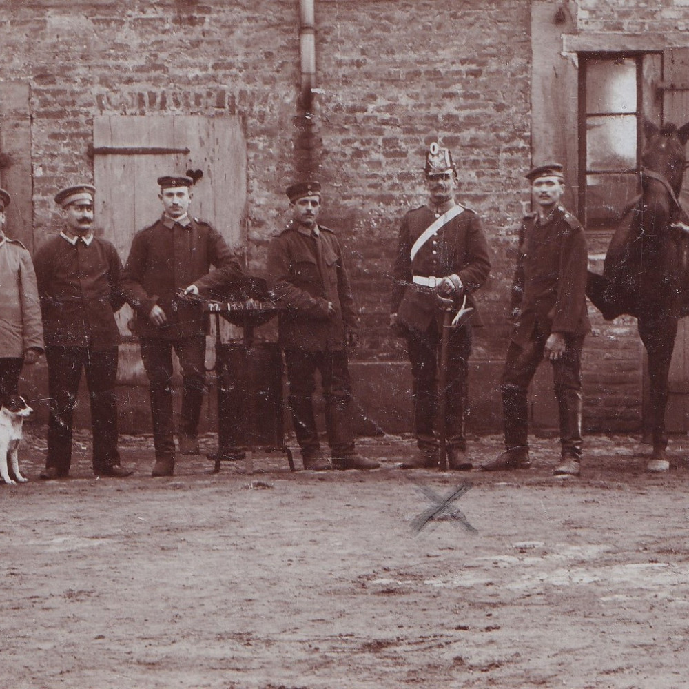 Trainsoldaten vor dem Stallgebäude.