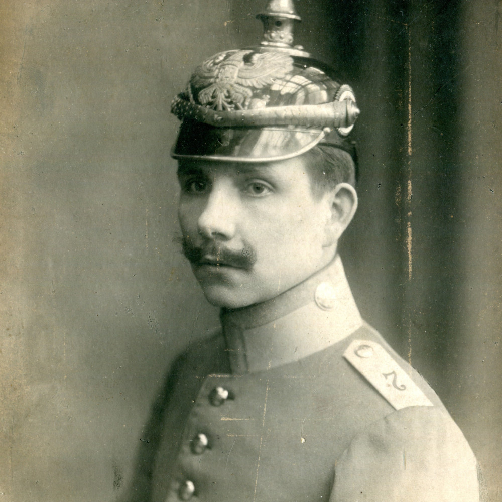 Sergeant oder Vizewachtmeister im Waffenrock mit Pickelhaube.